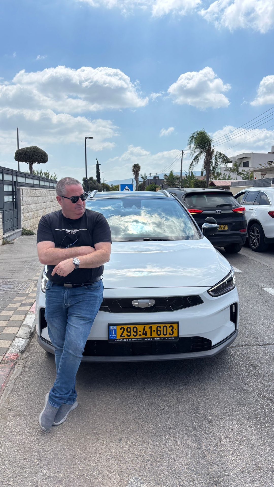 אורי קוגל ליד רכב הלימוד Geely