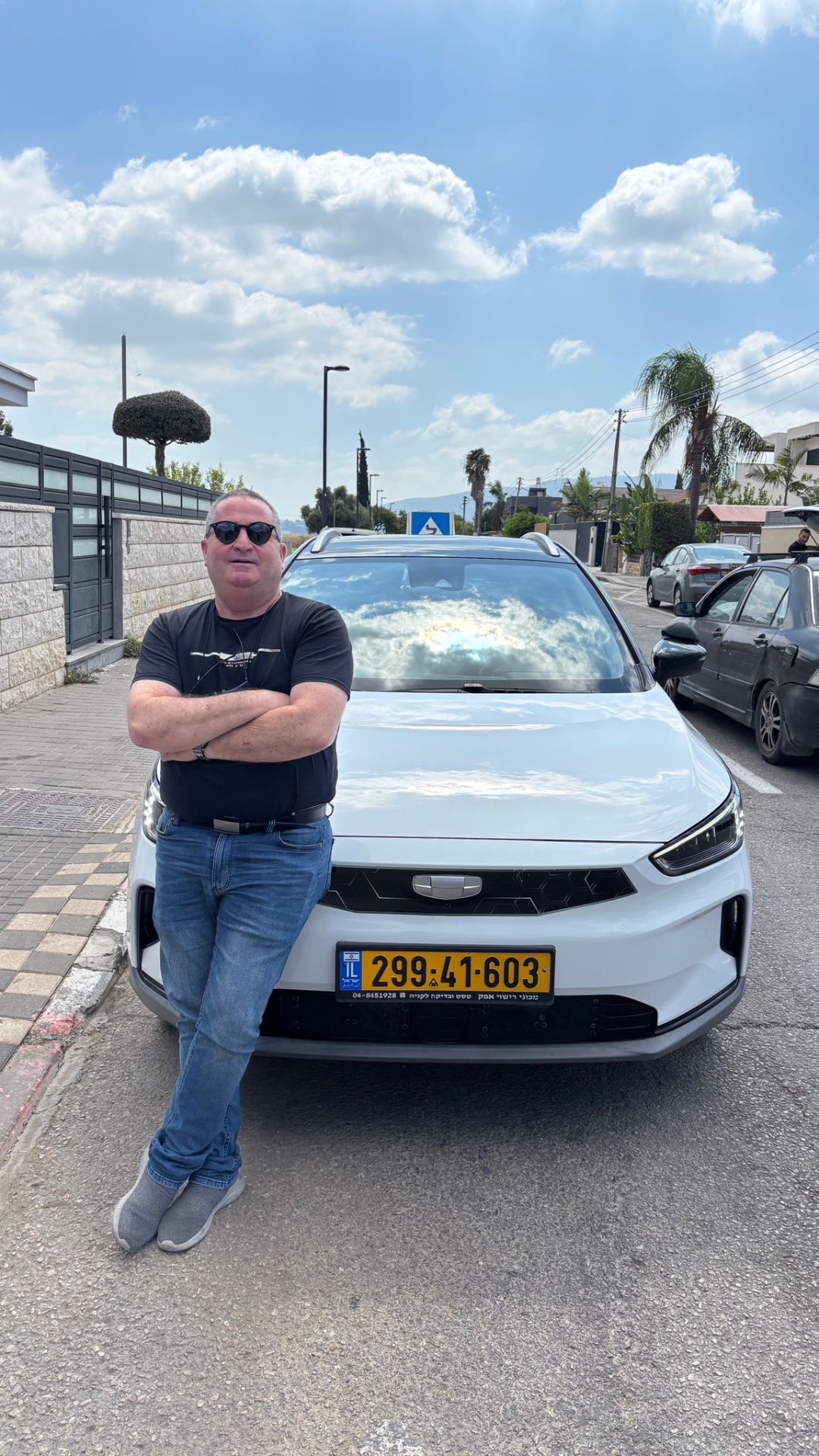 אורי קוגל, מורה נהיגה, ליד רכב הלימוד Geely